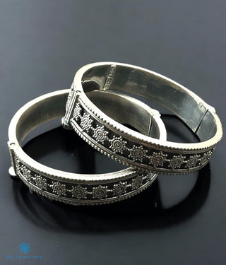 The Manikya Silver Antique Openable Bracelet (Oxidised/Size/2.2/2.6/2.8)