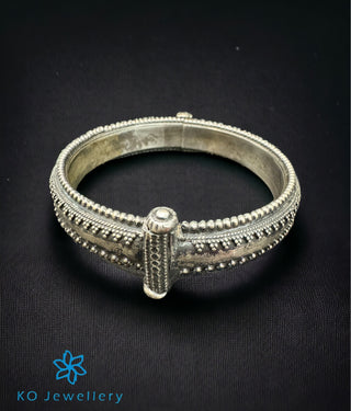 The Avdoot Silver Antique Openable Bracelet (Size 2.6)