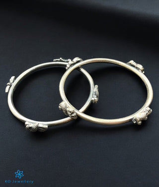 The Daman Silver Peacock Bangle (Size/ 2.6)