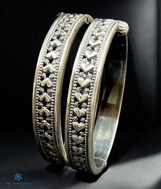 The Yudhvan Silver Antique Openable Bracelet (Oxidised/Size/2.4/2.6)