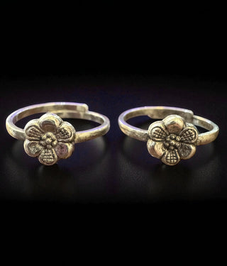 The Hoovu Silver Floral Nakshi Toe-Rings