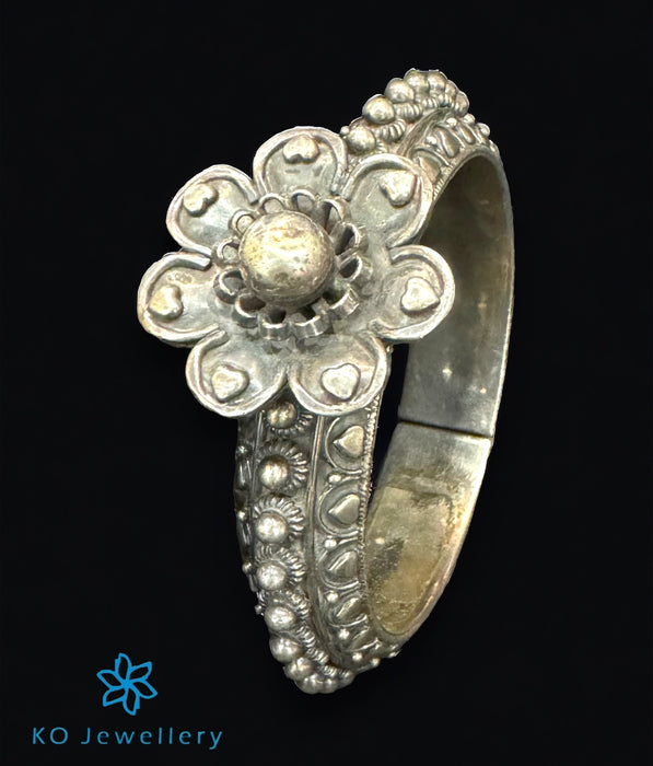 The Vihag Silver Antique Openable Bracelet (Size 2.6)