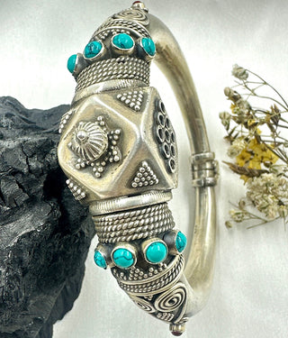 The Turquoise Antique Silver Openable Bracelet (Size 2.6)