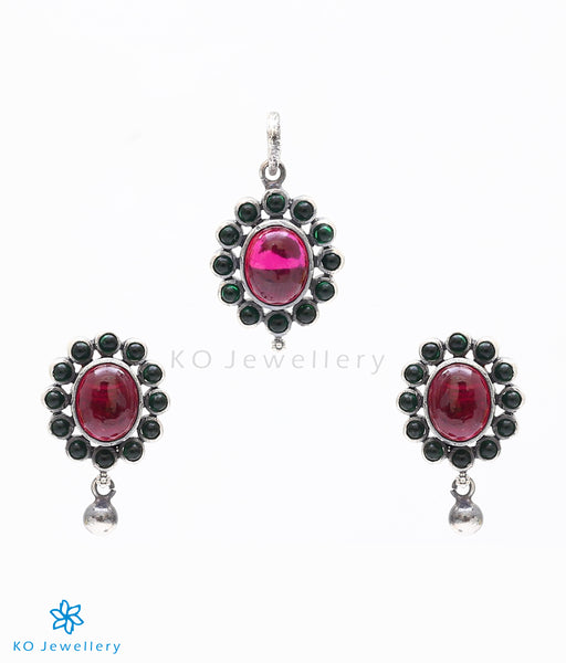 Lovely pendant set in South Indian antique jewellery design
