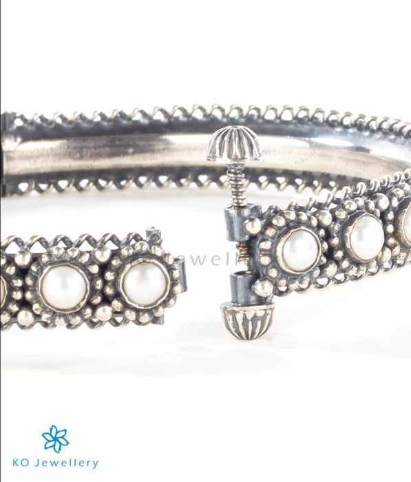 Adjustable bracelet pearl and silver temple jewellery design