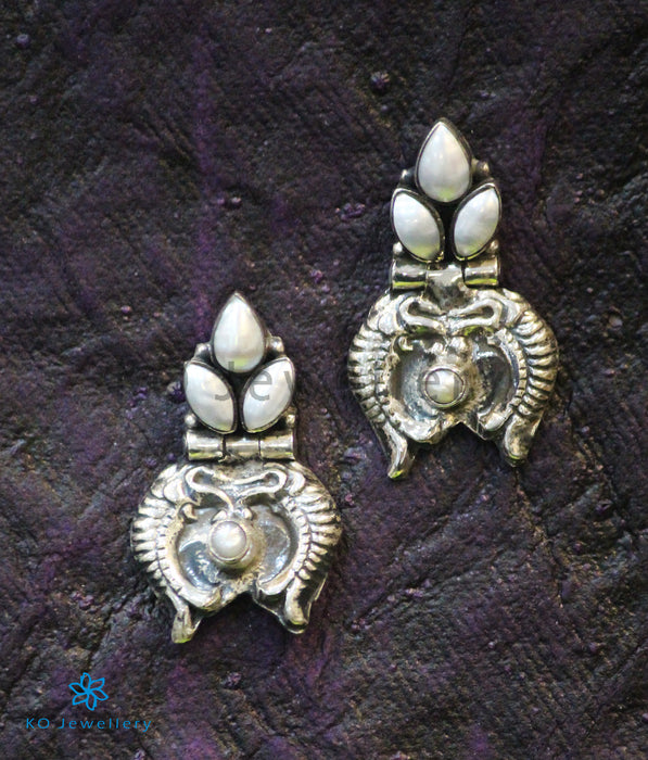 The Dhivara Silver Fish Earrings (Pearl)