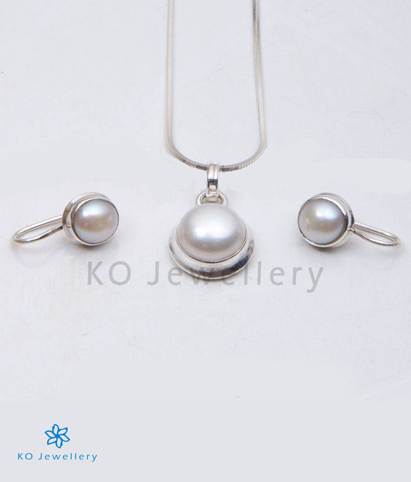 The Mauktika Silver Pearl Pendant Set (hook)