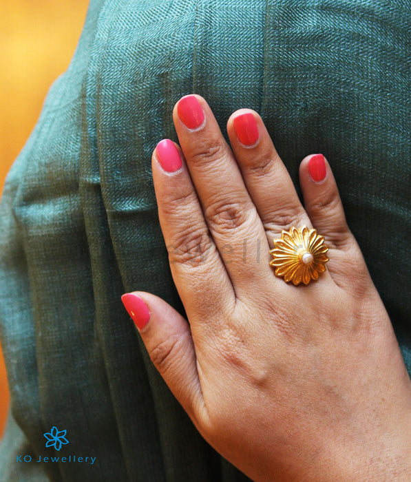 The Kamya Silver Finger Ring (Pearl)