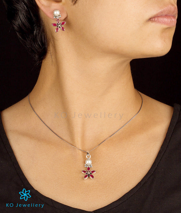Semi-precious flower shaped pearl pendant set India