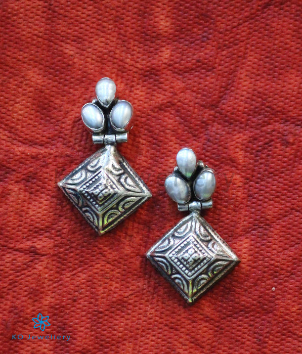 The Rangoli Silver Gemstone Earrings (Pearl)
