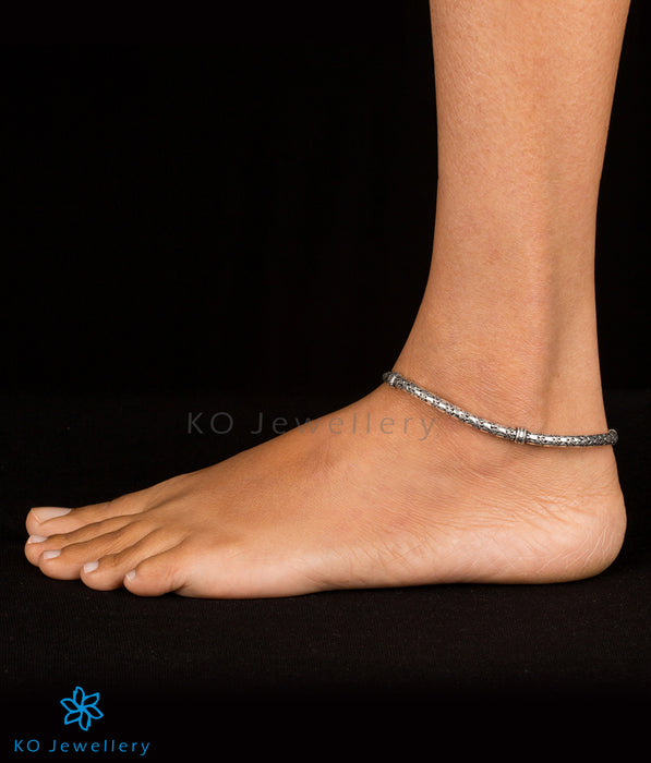 The Pratiti Silver Anklets