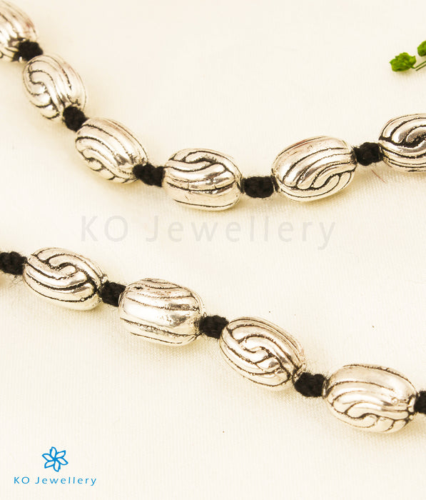The Ditya Silver Thread Necklace (Black/Short)