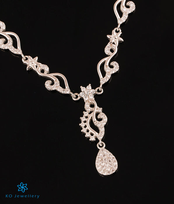 Sliver Sparkling Floral Pendant With Link Chain – GIVA Jewellery