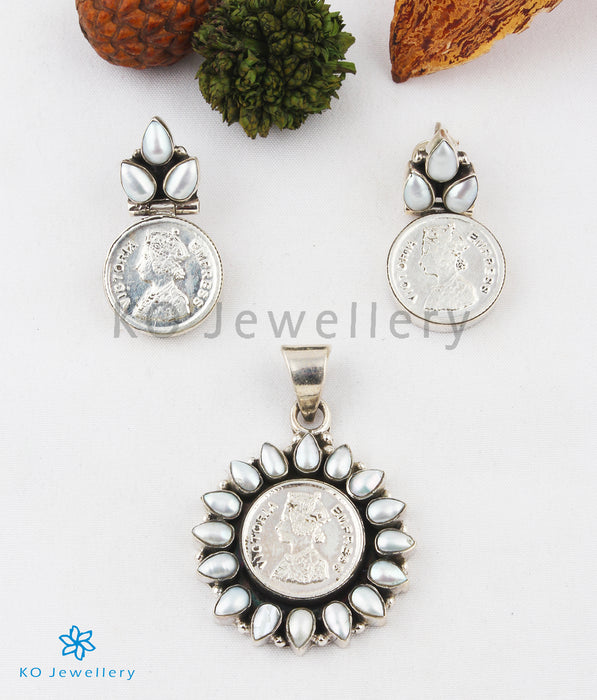 The Rupaka Silver Coin Pendant Set (Pearl)
