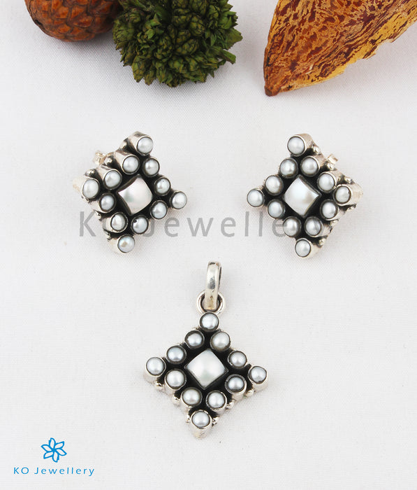 The Kaustav Silver Pearl Pendant Set