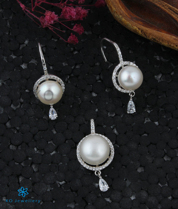 The Oorvi Silver Pearl Pendant Set