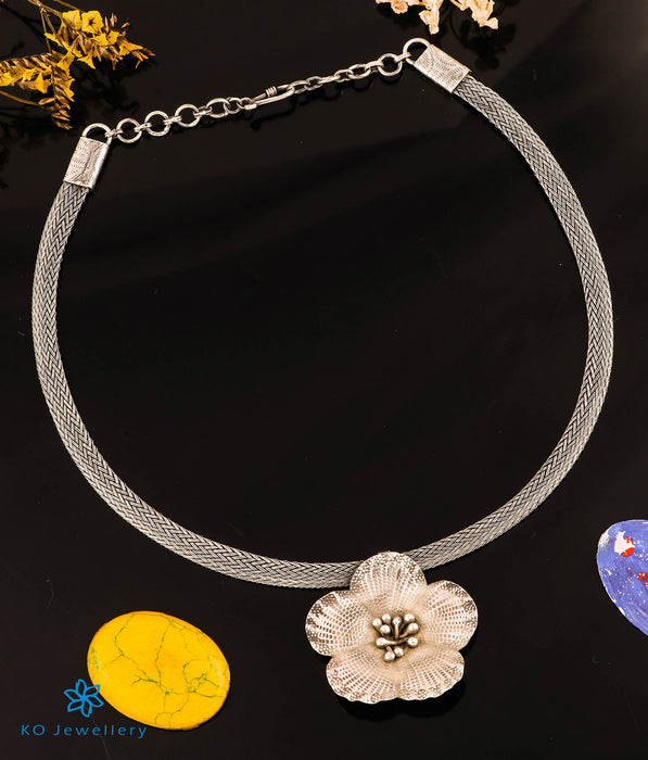The Flower Swirl Silver Necklace