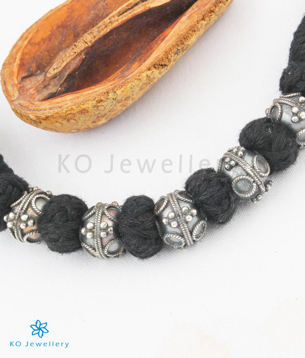 The Preshti Silver Thread Necklace (Black)