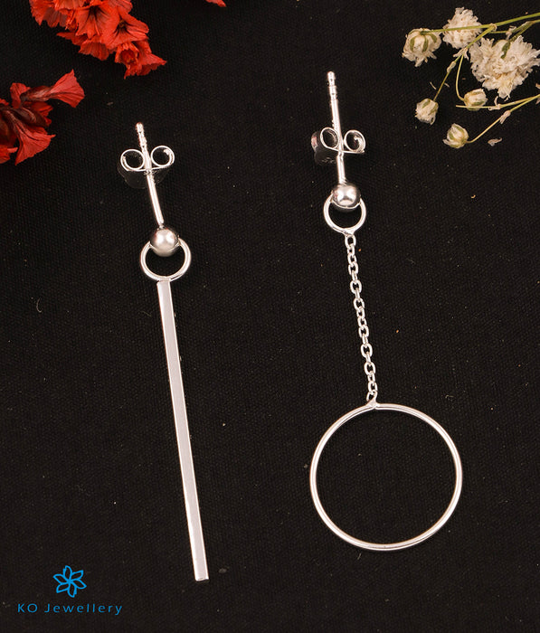 The Stick & Circle Silver Mismatch Earrings (Bright Silver)