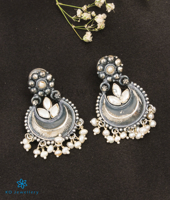 The Mahika Silver Pearl Earrings (Oxidised)