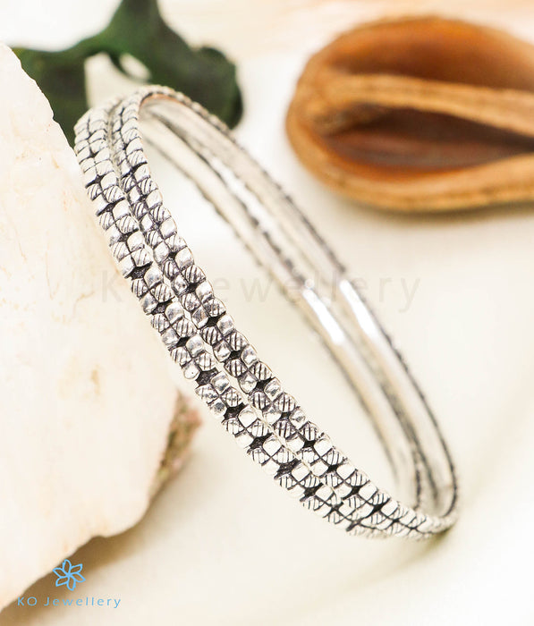 The Aarvi Silver Bangle (Size 2.6)