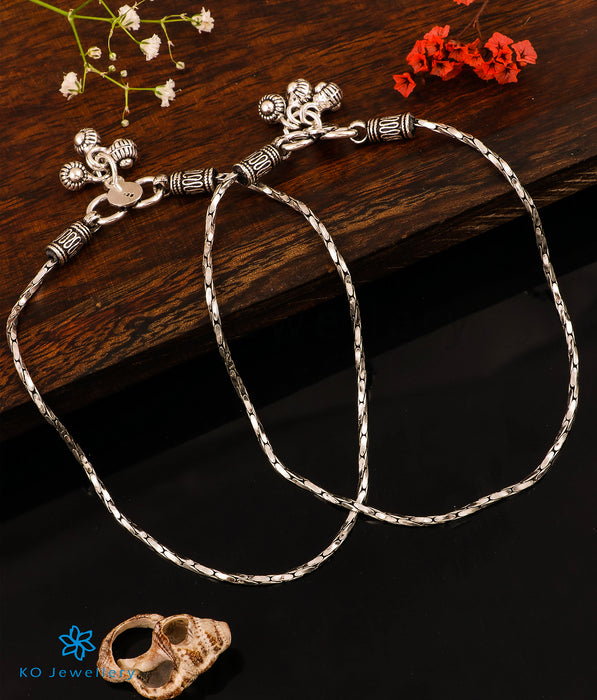 The Vyoma Silver Chain Anklets