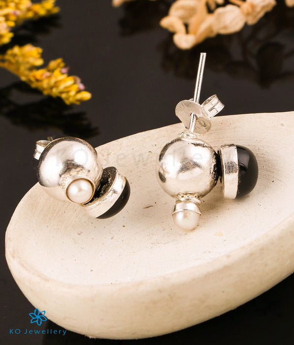 The Nura Silver Ear-Studs (Pearl)