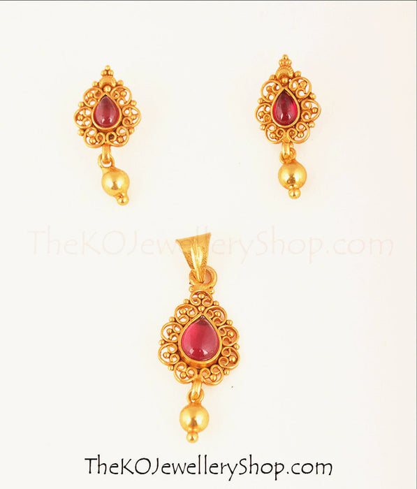 Small sized antique temple jewellery pendant set for office wear