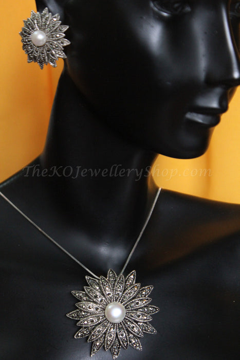 Floral shaped pure silver pendant set shop online