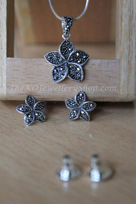 silver floral look pendant stylish 
