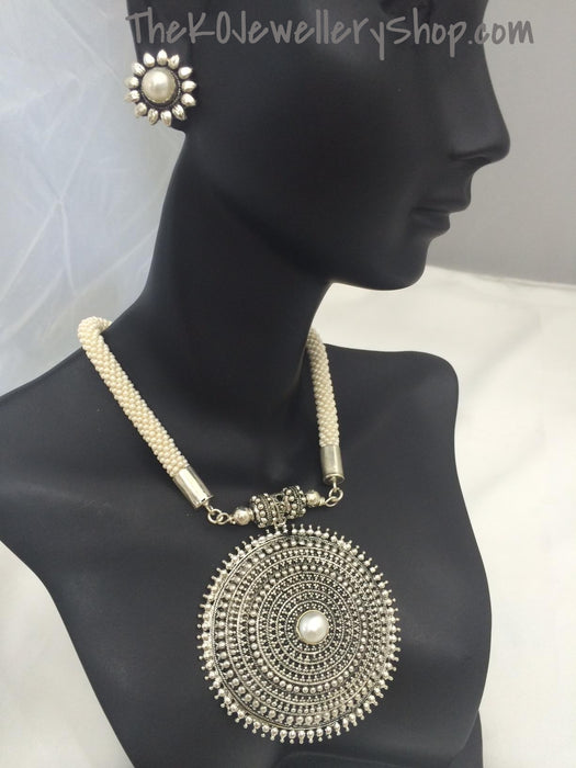 Exquisite handctafted necklace for women