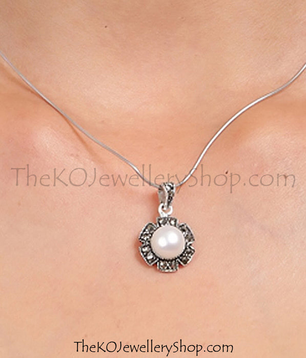 Buy online hand crafted silver pendant set for women