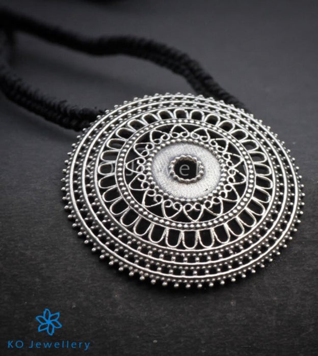 The Manasa Silver Thread Necklace